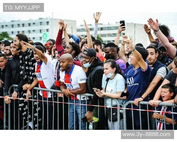 巴黎球迷大巴深夜抛锚高速上80人被困数小时等待救援 巴黎球迷大巴深夜抛锚高速上80人被困数小时等待救援