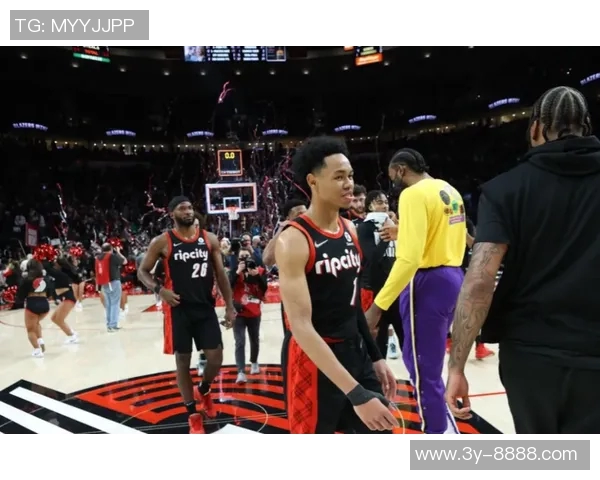 克莱半场表现出色三分球完美命中助力球队进攻火力全开 克莱半场表现出色三分球完美命中助力球队进攻火力全开