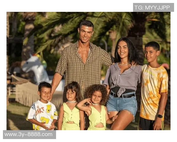 C罗惊喜不已女儿万圣节装扮令人意想不到的创意与惊艳 C罗惊喜不已女儿万圣节装扮令人意想不到的创意与惊艳